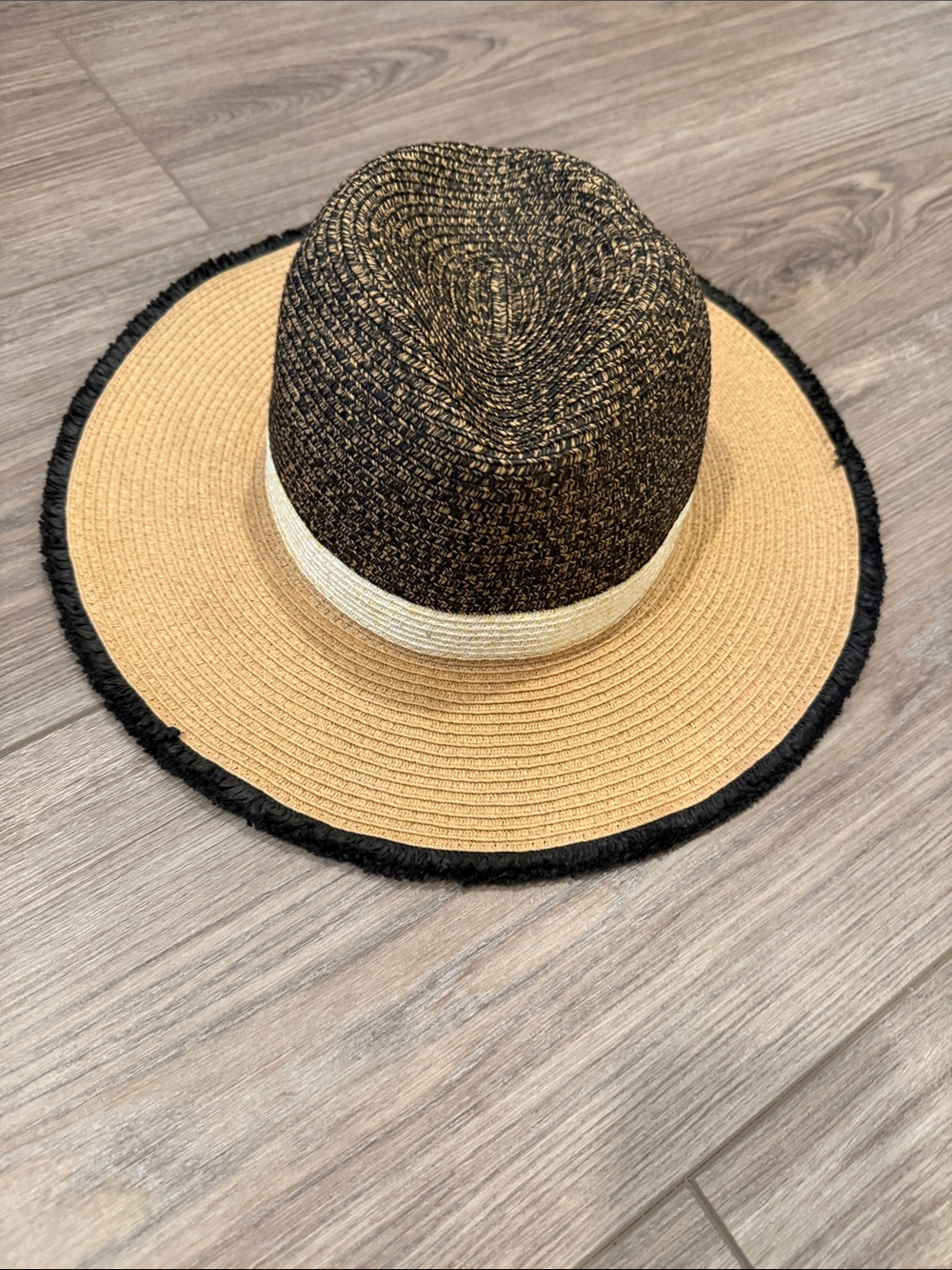 Evereve (Never Worn) Adjustable 2-Tone Straw Wide Brim Hat in Black,Tan & Cream